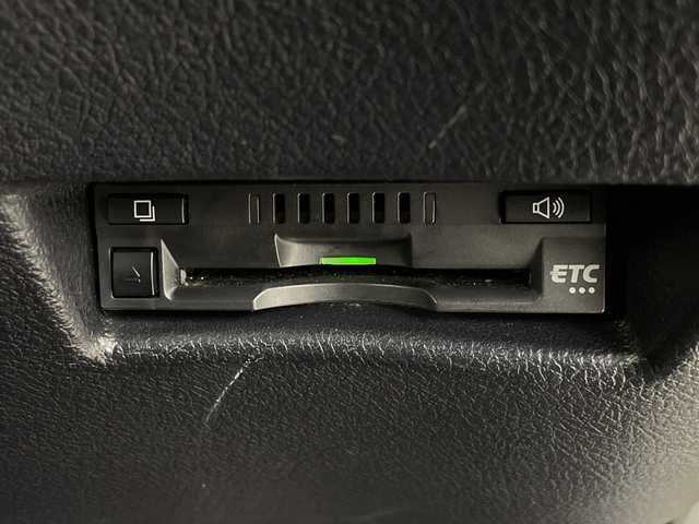 トヨタ シエンタ G クエロ 埼玉県 2019(令1)年 2.4万km ホワイトパールクリスタルシャイン 純正ナビ　NSZT-Y68T/（CD・DVD・フルセグTV・ラジオ・Bluetooth）/全方位カメラ/ビルトインETC/前方ドライブレコーダー/両側電動スライドドア/プッシュスタート/オートマチックハイビーム/レーンキープアシスト/衝突軽減ブレーキ/横滑り防止装置/ステアリングリモコン/アイドリングストップ/ルーフレール/電動格納ミラー/ウィンカーミラー/フロントフォグランプ/純正１６インチアルミホイール/社外フロアマット