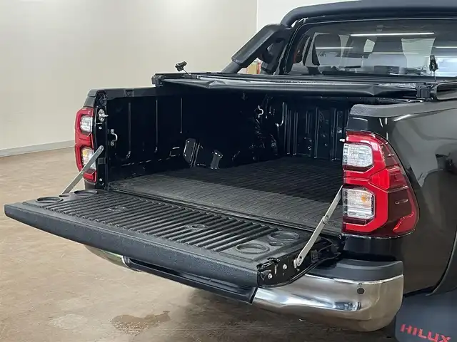 トヨタ ハイラックス Z 道央・札幌 2021(令3)年 2.5万km アティチュードブラックマイカ 4WD　/トヨタセーフティセンス　/純正ナビ　/フルセグＴＶ/CD/DVD/Bluetooth/HDMI/SD/USB/バックカメラ　/純正１７インチアルミホイール　/トノカバー　/ロールバー/オーバーフェンダー　/デジタルインナーミラー型前後ドラレコ/リアモニター　/レーダークルーズコントロール/クラッツィオシートカバー/ミラーヒーター/LEDヘッドライ/LEDフォグランプ/ETC/コーナーセンサー/スマートキー×2/保証書/取扱説明書