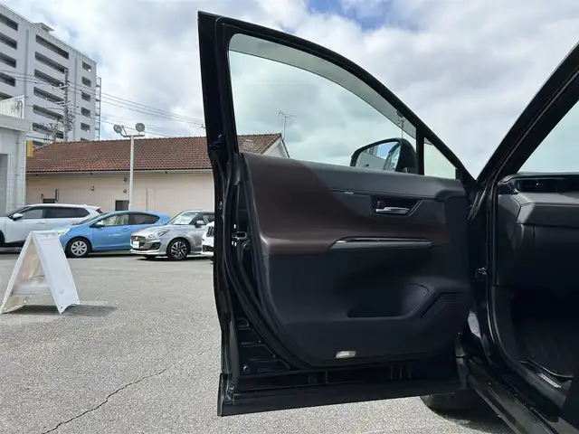 トヨタ ハリアー Z 群馬県 2023(令5)年 2万km プレシャスブラックパール ワンオーナー/純正メモリナビ/(BT/フルセグTV)/バックカメラ/追従機能付きクルーズコントロール/ビルトインETC2.0/JBLオーディオ/パワーシート(D)/衝突軽減システム/盗難防止装置/電動リアゲート/オートマチックハイビーム/ドアバイザー/純正フロアマット/プッシュスタート/スマートキー×２/保証書＆取説