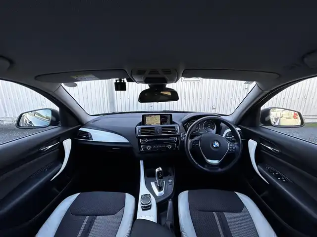 ＢＭＷ １１８ｉ スタイル 静岡県 2015(平27)年 6.9万km 黒 エンジンプッシュスタート/純正ナビ（CD.DVD.FM.AM.）/純正バイザー/純正アルミホイール16インチ/純正フロアマット/モード切替（SPORTS.NORMAL.ECO）/クルーズコントロール追従あり/アイドリングストップ/ドライブレコーダー/スペアキー