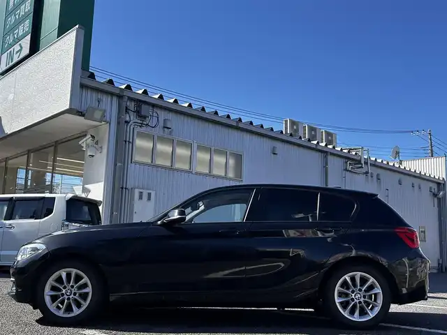 ＢＭＷ １１８ｉ スタイル 静岡県 2015(平27)年 6.9万km 黒 エンジンプッシュスタート/純正ナビ（CD.DVD.FM.AM.）/純正バイザー/純正アルミホイール16インチ/純正フロアマット/モード切替（SPORTS.NORMAL.ECO）/クルーズコントロール追従あり/アイドリングストップ/ドライブレコーダー/スペアキー