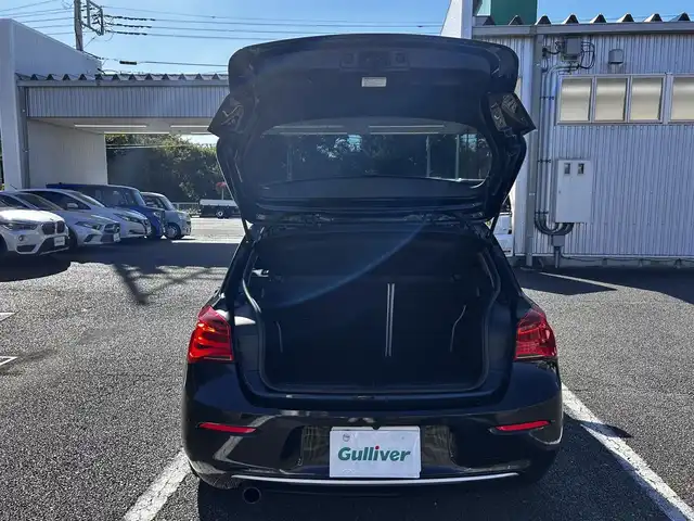 ＢＭＷ １１８ｉ スタイル 静岡県 2015(平27)年 6.9万km 黒 エンジンプッシュスタート/純正ナビ（CD.DVD.FM.AM.）/純正バイザー/純正アルミホイール16インチ/純正フロアマット/モード切替（SPORTS.NORMAL.ECO）/クルーズコントロール追従あり/アイドリングストップ/ドライブレコーダー/スペアキー