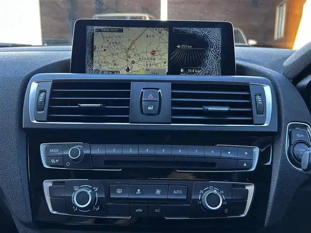 ＢＭＷ １１８ｉ スタイル 静岡県 2015(平27)年 6.9万km 黒 エンジンプッシュスタート/純正ナビ（CD.DVD.FM.AM.）/純正バイザー/純正アルミホイール16インチ/純正フロアマット/モード切替（SPORTS.NORMAL.ECO）/クルーズコントロール追従あり/アイドリングストップ/ドライブレコーダー/スペアキー