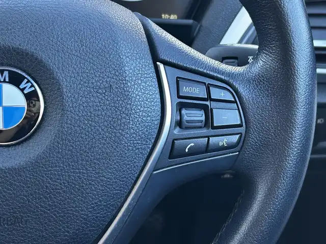 ＢＭＷ １１８ｉ スタイル 静岡県 2015(平27)年 6.9万km 黒 エンジンプッシュスタート/純正ナビ（CD.DVD.FM.AM.）/純正バイザー/純正アルミホイール16インチ/純正フロアマット/モード切替（SPORTS.NORMAL.ECO）/クルーズコントロール追従あり/アイドリングストップ/ドライブレコーダー/スペアキー