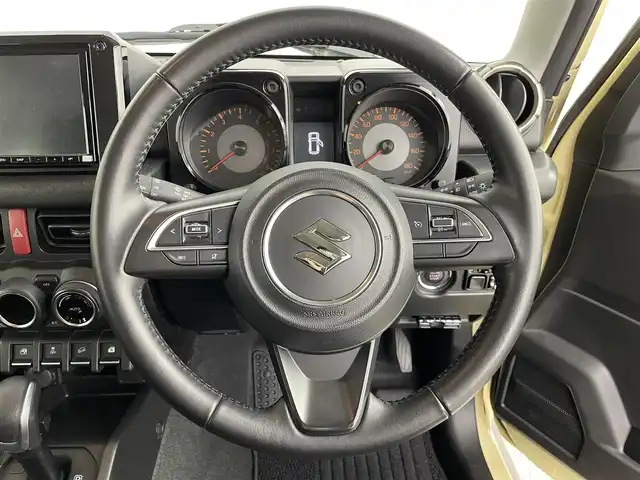 スズキ ジムニー シエラ JC 道央・札幌 2020(令2)年 4.4万km シフォンアイボリーメタリックブラック2トーンルーフ ・４WD/・寒冷地仕様/・A/Tホワイトレタータイヤ/・社外16インチAW/・社外ナビ/　CD/DVD/SD/BT/フルセグ/・ETC/・衝突軽減ブレーキ/・レーンキープアシスト/・クルーズコントロール/・横滑り防止/・前席シートヒーター/・LEDヘッドライト/・フォグライト/・オートライト/・プッシュスタート/・スマートキー/・エンジンスターター/・スペアキー×１/・純正AW付スタッドレス積込(215/80/R15)