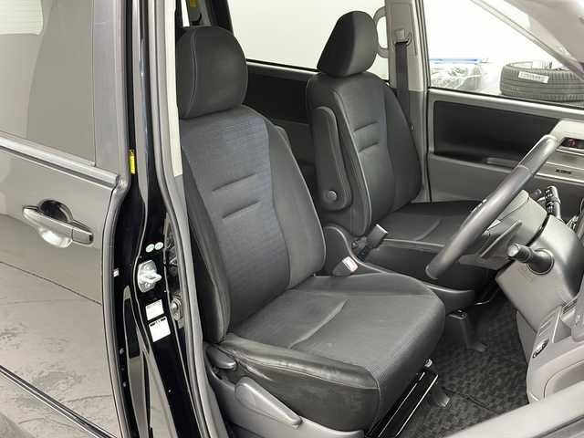 トヨタ ヴォクシー ZS 道央・札幌 2007(平19)年 16.4万km ブラック ・４WD/切替スイッチ有/・寒冷地仕様/・社外　HDDナビ/・ワンセグ/CD/DVD/・バックカメラ/・片側パワースライドドア/・フロントワイパーデアイザー/・ETC  /HIDライト/・パドルシフト/・社外エンジンスターター/・ABS