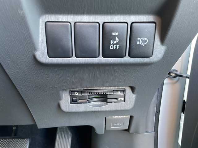 トヨタ プリウス α S 神奈川県 2012(平24)年 12.3万km ホワイトパールクリスタルシャイン (株)IDOMが運営する【じしゃロン秦野店】の自社ローン専用車両になります。こちらは現金またはオートローンご利用時の価格です。自社ローンご希望の方は別途その旨お申付け下さい/・メモリナビ/・フルセグテレビ/・バックカメラ/・ETC/・Bluetooth接続/・DVD再生機能