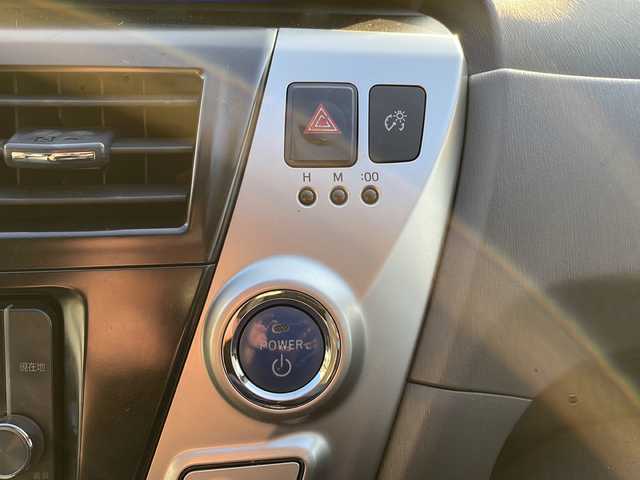 トヨタ プリウス α S 神奈川県 2012(平24)年 12.3万km ホワイトパールクリスタルシャイン (株)IDOMが運営する【じしゃロン秦野店】の自社ローン専用車両になります。こちらは現金またはオートローンご利用時の価格です。自社ローンご希望の方は別途その旨お申付け下さい/・メモリナビ/・フルセグテレビ/・バックカメラ/・ETC/・Bluetooth接続/・DVD再生機能