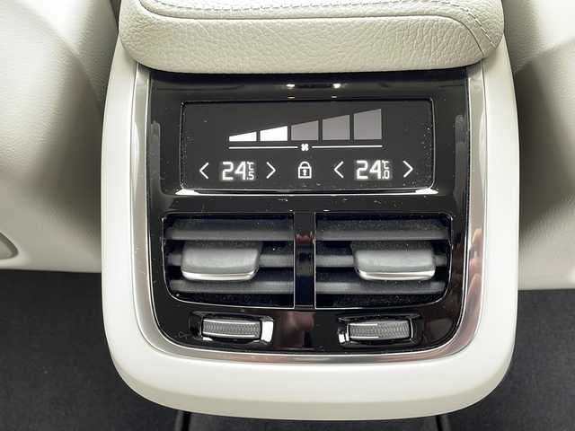 ボルボ ＸＣ６０ D4 AWD モーメンタム 岩手県 2018(平30)年 11.2万km グレー 純正ナビ/AM/FM/CD/DVD/Bluetooth/フルセグTV/純正オーディオ/バックカメラ/全方位カメラ/ETC/ドライブレコーダー/レーダークルーズコントロール/衝突被害軽減ブレーキ/レーンキープアシスト/横滑り防止装置/パワーシート/シートヒーター/オートライト/オートハイビーム/LEDヘッドライト/フォグラン/プッシュスタート/電動格納ミラー/社外18インチAW/純正フロアマット/純正ドアバイザー/保証書/取扱説明書