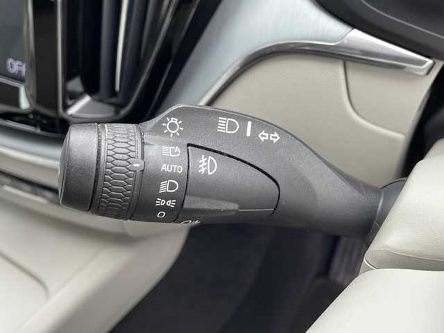 ボルボ ＸＣ６０ D4 AWD モーメンタム 岩手県 2018(平30)年 11.2万km グレー 純正ナビ/AM/FM/CD/DVD/Bluetooth/フルセグTV/純正オーディオ/バックカメラ/全方位カメラ/ETC/ドライブレコーダー/レーダークルーズコントロール/衝突被害軽減ブレーキ/レーンキープアシスト/横滑り防止装置/パワーシート/シートヒーター/オートライト/オートハイビーム/LEDヘッドライト/フォグラン/プッシュスタート/電動格納ミラー/社外18インチAW/純正フロアマット/純正ドアバイザー/保証書/取扱説明書