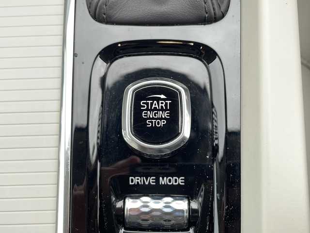 ボルボ ＸＣ６０ D4 AWD モーメンタム 岩手県 2018(平30)年 11.2万km グレー 純正ナビ/AM/FM/CD/DVD/Bluetooth/フルセグTV/純正オーディオ/バックカメラ/全方位カメラ/ETC/ドライブレコーダー/レーダークルーズコントロール/衝突被害軽減ブレーキ/レーンキープアシスト/横滑り防止装置/パワーシート/シートヒーター/オートライト/オートハイビーム/LEDヘッドライト/フォグラン/プッシュスタート/電動格納ミラー/社外18インチAW/純正フロアマット/純正ドアバイザー/保証書/取扱説明書