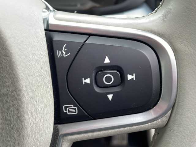 ボルボ ＸＣ６０ D4 AWD モーメンタム 岩手県 2018(平30)年 11.2万km グレー 純正ナビ/AM/FM/CD/DVD/Bluetooth/フルセグTV/純正オーディオ/バックカメラ/全方位カメラ/ETC/ドライブレコーダー/レーダークルーズコントロール/衝突被害軽減ブレーキ/レーンキープアシスト/横滑り防止装置/パワーシート/シートヒーター/オートライト/オートハイビーム/LEDヘッドライト/フォグラン/プッシュスタート/電動格納ミラー/社外18インチAW/純正フロアマット/純正ドアバイザー/保証書/取扱説明書