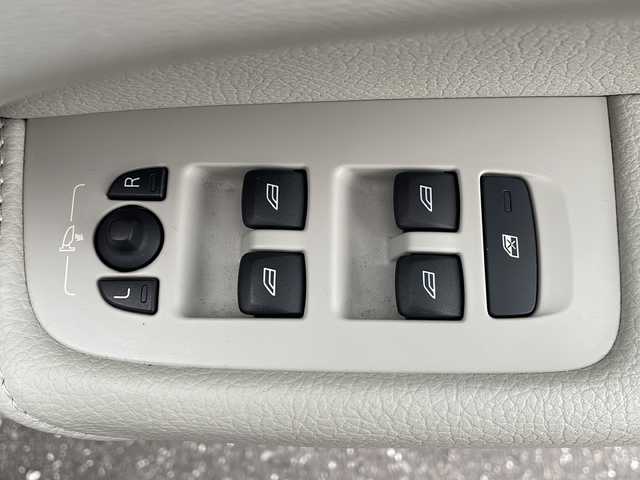 ボルボ ＸＣ６０ D4 AWD モーメンタム 岩手県 2018(平30)年 11.2万km グレー 純正ナビ/AM/FM/CD/DVD/Bluetooth/フルセグTV/純正オーディオ/バックカメラ/全方位カメラ/ETC/ドライブレコーダー/レーダークルーズコントロール/衝突被害軽減ブレーキ/レーンキープアシスト/横滑り防止装置/パワーシート/シートヒーター/オートライト/オートハイビーム/LEDヘッドライト/フォグラン/プッシュスタート/電動格納ミラー/社外18インチAW/純正フロアマット/純正ドアバイザー/保証書/取扱説明書