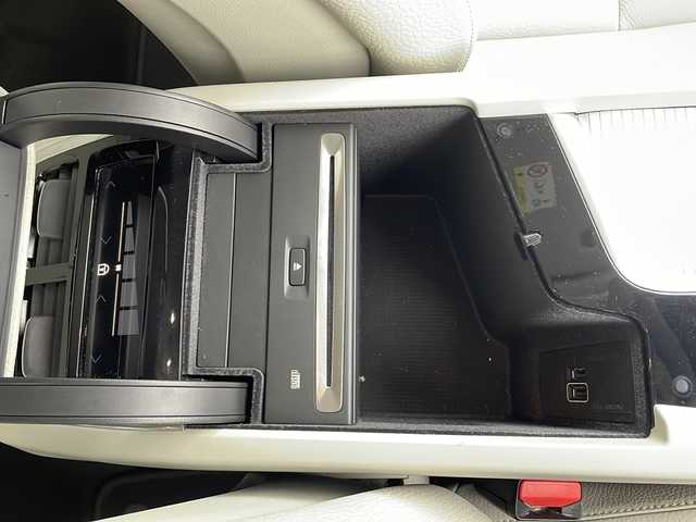 ボルボ ＸＣ６０ D4 AWD モーメンタム 岩手県 2018(平30)年 11.2万km グレー 純正ナビ/AM/FM/CD/DVD/Bluetooth/フルセグTV/純正オーディオ/バックカメラ/全方位カメラ/ETC/ドライブレコーダー/レーダークルーズコントロール/衝突被害軽減ブレーキ/レーンキープアシスト/横滑り防止装置/パワーシート/シートヒーター/オートライト/オートハイビーム/LEDヘッドライト/フォグラン/プッシュスタート/電動格納ミラー/社外18インチAW/純正フロアマット/純正ドアバイザー/保証書/取扱説明書