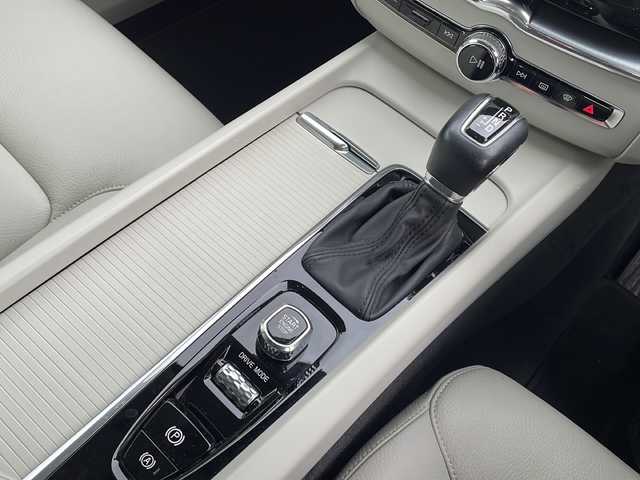 ボルボ ＸＣ６０ D4 AWD モーメンタム 岩手県 2018(平30)年 11.2万km グレー 純正ナビ/AM/FM/CD/DVD/Bluetooth/フルセグTV/純正オーディオ/バックカメラ/全方位カメラ/ETC/ドライブレコーダー/レーダークルーズコントロール/衝突被害軽減ブレーキ/レーンキープアシスト/横滑り防止装置/パワーシート/シートヒーター/オートライト/オートハイビーム/LEDヘッドライト/フォグラン/プッシュスタート/電動格納ミラー/社外18インチAW/純正フロアマット/純正ドアバイザー/保証書/取扱説明書