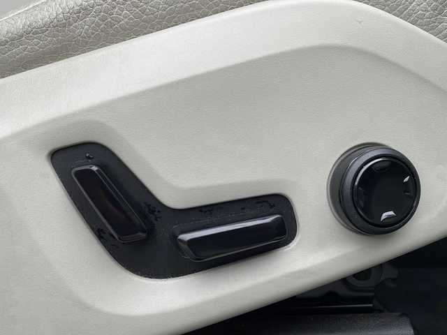 ボルボ ＸＣ６０ D4 AWD モーメンタム 岩手県 2018(平30)年 11.2万km グレー 純正ナビ/AM/FM/CD/DVD/Bluetooth/フルセグTV/純正オーディオ/バックカメラ/全方位カメラ/ETC/ドライブレコーダー/レーダークルーズコントロール/衝突被害軽減ブレーキ/レーンキープアシスト/横滑り防止装置/パワーシート/シートヒーター/オートライト/オートハイビーム/LEDヘッドライト/フォグラン/プッシュスタート/電動格納ミラー/社外18インチAW/純正フロアマット/純正ドアバイザー/保証書/取扱説明書