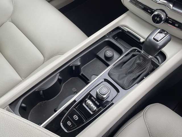 ボルボ ＸＣ６０ D4 AWD モーメンタム 岩手県 2018(平30)年 11.2万km グレー 純正ナビ/AM/FM/CD/DVD/Bluetooth/フルセグTV/純正オーディオ/バックカメラ/全方位カメラ/ETC/ドライブレコーダー/レーダークルーズコントロール/衝突被害軽減ブレーキ/レーンキープアシスト/横滑り防止装置/パワーシート/シートヒーター/オートライト/オートハイビーム/LEDヘッドライト/フォグラン/プッシュスタート/電動格納ミラー/社外18インチAW/純正フロアマット/純正ドアバイザー/保証書/取扱説明書