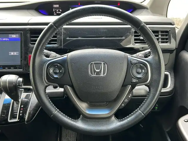 ホンダ ステップワゴン スパーダ クールスピリット 滋賀県 2016(平28)年 7.8万km ホワイトオーキッドパール ガソリン/2WD(FF)/CVT/純正SDナビ/（フルセグ/Bluetooth/CD/DVD/ipod/AM/FM/SD）/プリクラッシュブレーキアシスト/ヒルスタート（坂道発進）アシスト/レーンキープアシスト/バックカメラ/ETC/フリップダウンモニター/横滑り防止/ECON/アイドリングストップ/パドルシフト/シートヒーター/両側パワースライドドア/ミラーヒーター/レーダクルーズコントロール/ドライブレコーダー/オートライト/フォグランプ/純正マット/ドアバイザー/純正AW付きサマー積込み/（205/55/R17）/ウィンカーミラー/集中ドアロック