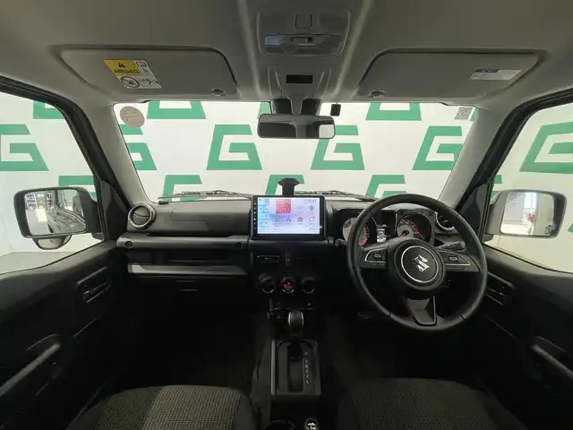 スズキ ジムニー XC 鹿児島県 2024(令6)年 0.9万km ジャングルグリーン 禁煙車/クルーズコントロール(追従走行無し)/レーンキープアシスト/誤発進抑制機能/先行車お知らせ機能/トランスファーレバー/パーキングセンサー/社外ディスプレイオーディオ/　・Bluetooth/　・AppleCarPlay/　・AndroidAuto/　・USB/　・AUX/　・AM/FM/ヒーテッドドアミラー/電動格納ミラー/コーナーセンサー