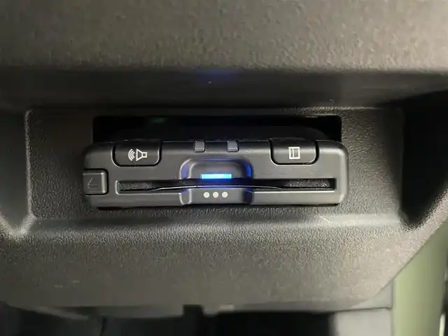 スズキ ジムニー XC 鹿児島県 2024(令6)年 0.9万km ジャングルグリーン 禁煙車/クルーズコントロール(追従走行無し)/レーンキープアシスト/誤発進抑制機能/先行車お知らせ機能/トランスファーレバー/パーキングセンサー/社外ディスプレイオーディオ/　・Bluetooth/　・AppleCarPlay/　・AndroidAuto/　・USB/　・AUX/　・AM/FM/ヒーテッドドアミラー/電動格納ミラー/コーナーセンサー