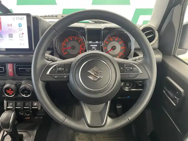 スズキ ジムニー XC 鹿児島県 2024(令6)年 0.9万km ジャングルグリーン 禁煙車/クルーズコントロール(追従走行無し)/レーンキープアシスト/誤発進抑制機能/先行車お知らせ機能/トランスファーレバー/パーキングセンサー/社外ディスプレイオーディオ/　・Bluetooth/　・AppleCarPlay/　・AndroidAuto/　・USB/　・AUX/　・AM/FM/ヒーテッドドアミラー/電動格納ミラー/コーナーセンサー