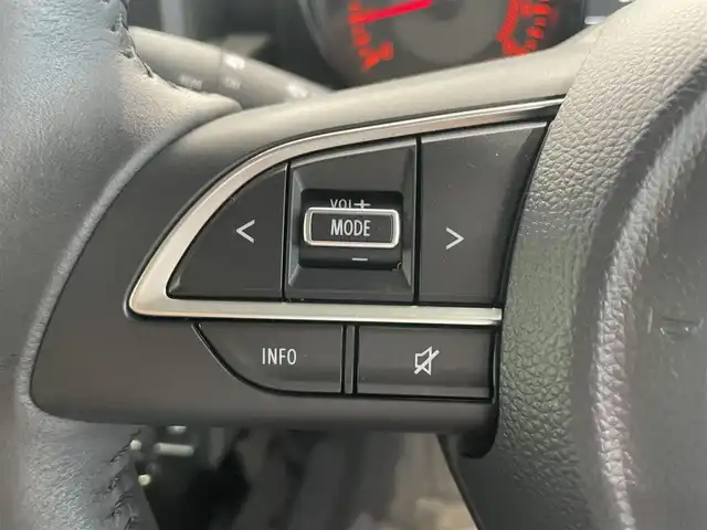 スズキ ジムニー XC 鹿児島県 2024(令6)年 0.9万km ジャングルグリーン 禁煙車/クルーズコントロール(追従走行無し)/レーンキープアシスト/誤発進抑制機能/先行車お知らせ機能/トランスファーレバー/パーキングセンサー/社外ディスプレイオーディオ/　・Bluetooth/　・AppleCarPlay/　・AndroidAuto/　・USB/　・AUX/　・AM/FM/ヒーテッドドアミラー/電動格納ミラー/コーナーセンサー