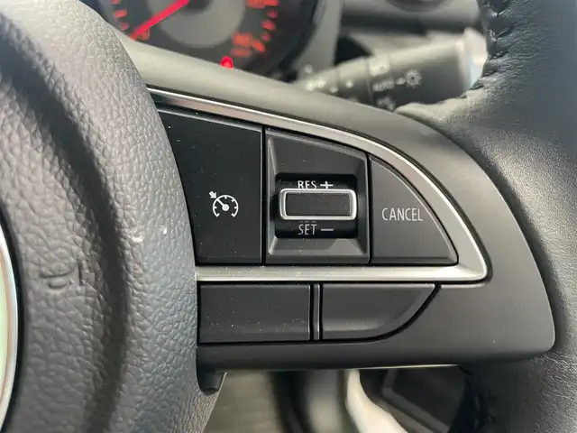 スズキ ジムニー XC 鹿児島県 2024(令6)年 0.9万km ジャングルグリーン 禁煙車/クルーズコントロール(追従走行無し)/レーンキープアシスト/誤発進抑制機能/先行車お知らせ機能/トランスファーレバー/パーキングセンサー/社外ディスプレイオーディオ/　・Bluetooth/　・AppleCarPlay/　・AndroidAuto/　・USB/　・AUX/　・AM/FM/ヒーテッドドアミラー/電動格納ミラー/コーナーセンサー