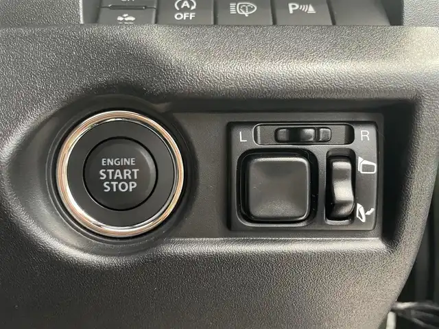 スズキ ジムニー XC 鹿児島県 2024(令6)年 0.9万km ジャングルグリーン 禁煙車/クルーズコントロール(追従走行無し)/レーンキープアシスト/誤発進抑制機能/先行車お知らせ機能/トランスファーレバー/パーキングセンサー/社外ディスプレイオーディオ/　・Bluetooth/　・AppleCarPlay/　・AndroidAuto/　・USB/　・AUX/　・AM/FM/ヒーテッドドアミラー/電動格納ミラー/コーナーセンサー