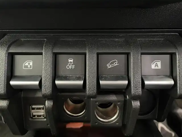 スズキ ジムニー XC 鹿児島県 2024(令6)年 0.9万km ジャングルグリーン 禁煙車/クルーズコントロール(追従走行無し)/レーンキープアシスト/誤発進抑制機能/先行車お知らせ機能/トランスファーレバー/パーキングセンサー/社外ディスプレイオーディオ/　・Bluetooth/　・AppleCarPlay/　・AndroidAuto/　・USB/　・AUX/　・AM/FM/ヒーテッドドアミラー/電動格納ミラー/コーナーセンサー