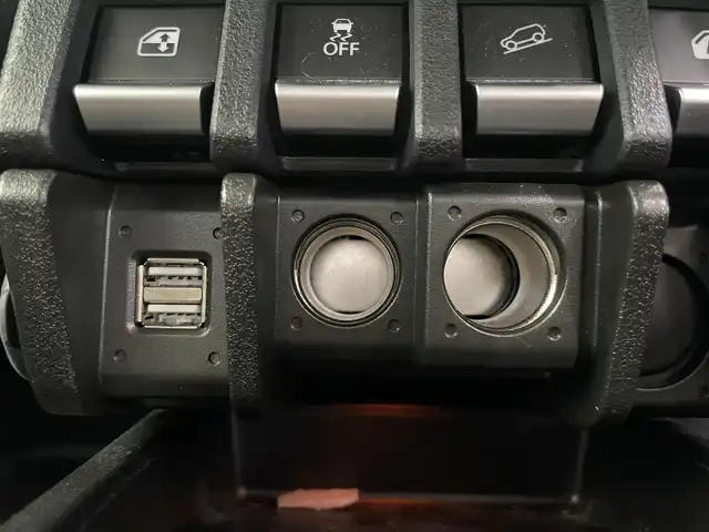 スズキ ジムニー XC 鹿児島県 2024(令6)年 0.9万km ジャングルグリーン 禁煙車/クルーズコントロール(追従走行無し)/レーンキープアシスト/誤発進抑制機能/先行車お知らせ機能/トランスファーレバー/パーキングセンサー/社外ディスプレイオーディオ/　・Bluetooth/　・AppleCarPlay/　・AndroidAuto/　・USB/　・AUX/　・AM/FM/ヒーテッドドアミラー/電動格納ミラー/コーナーセンサー