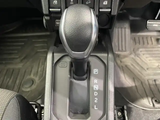 スズキ ジムニー XC 鹿児島県 2024(令6)年 0.9万km ジャングルグリーン 禁煙車/クルーズコントロール(追従走行無し)/レーンキープアシスト/誤発進抑制機能/先行車お知らせ機能/トランスファーレバー/パーキングセンサー/社外ディスプレイオーディオ/　・Bluetooth/　・AppleCarPlay/　・AndroidAuto/　・USB/　・AUX/　・AM/FM/ヒーテッドドアミラー/電動格納ミラー/コーナーセンサー