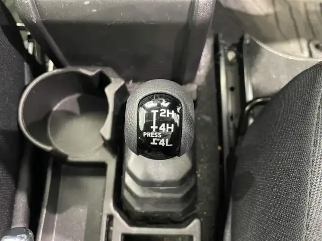 スズキ ジムニー XC 鹿児島県 2024(令6)年 0.9万km ジャングルグリーン 禁煙車/クルーズコントロール(追従走行無し)/レーンキープアシスト/誤発進抑制機能/先行車お知らせ機能/トランスファーレバー/パーキングセンサー/社外ディスプレイオーディオ/　・Bluetooth/　・AppleCarPlay/　・AndroidAuto/　・USB/　・AUX/　・AM/FM/ヒーテッドドアミラー/電動格納ミラー/コーナーセンサー