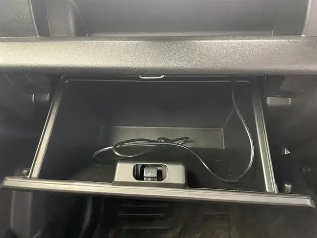 スズキ ジムニー XC 鹿児島県 2024(令6)年 0.9万km ジャングルグリーン 禁煙車/クルーズコントロール(追従走行無し)/レーンキープアシスト/誤発進抑制機能/先行車お知らせ機能/トランスファーレバー/パーキングセンサー/社外ディスプレイオーディオ/　・Bluetooth/　・AppleCarPlay/　・AndroidAuto/　・USB/　・AUX/　・AM/FM/ヒーテッドドアミラー/電動格納ミラー/コーナーセンサー