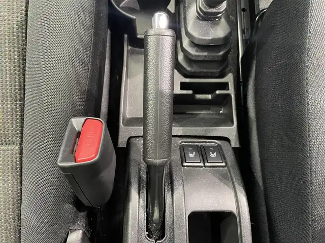 スズキ ジムニー XC 鹿児島県 2024(令6)年 0.9万km ジャングルグリーン 禁煙車/クルーズコントロール(追従走行無し)/レーンキープアシスト/誤発進抑制機能/先行車お知らせ機能/トランスファーレバー/パーキングセンサー/社外ディスプレイオーディオ/　・Bluetooth/　・AppleCarPlay/　・AndroidAuto/　・USB/　・AUX/　・AM/FM/ヒーテッドドアミラー/電動格納ミラー/コーナーセンサー