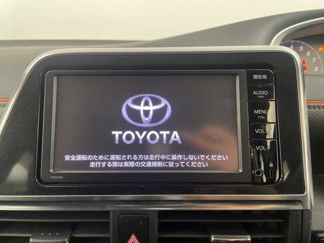 トヨタ シエンタ G 埼玉県 2015(平27)年 2.3万km シルバーM トヨタセーフティセンス/純正メモリナビ(型式：NSCP-W64)/CD/DVD/Bluetooth/フルセグ/ビルトインETC/前後ドライづレコーダー/両側パワースライドドア/HIDヘッドライト/フォグランプ/プッシュスタート/スマートキー/スペアキー1本