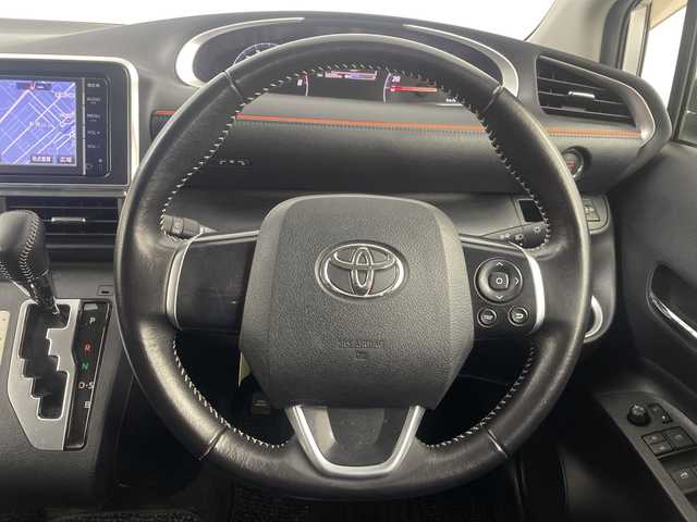 トヨタ シエンタ G 埼玉県 2015(平27)年 2.3万km シルバーM トヨタセーフティセンス/純正メモリナビ(型式：NSCP-W64)/CD/DVD/Bluetooth/フルセグ/ビルトインETC/前後ドライづレコーダー/両側パワースライドドア/HIDヘッドライト/フォグランプ/プッシュスタート/スマートキー/スペアキー1本