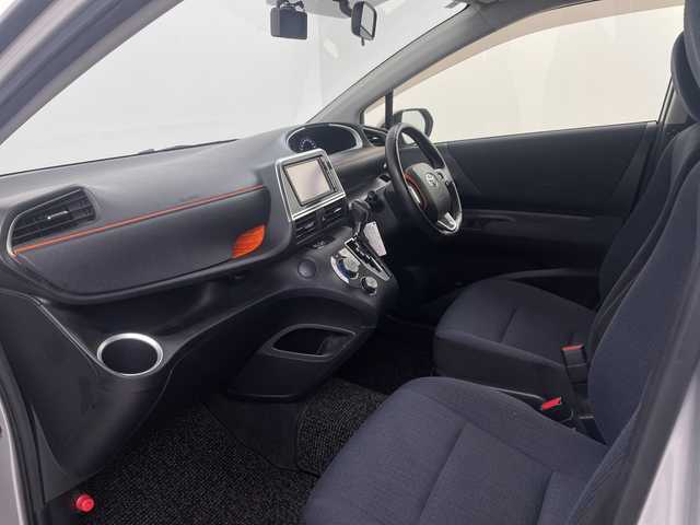 トヨタ シエンタ G 埼玉県 2015(平27)年 2.3万km シルバーM トヨタセーフティセンス/純正メモリナビ(型式：NSCP-W64)/CD/DVD/Bluetooth/フルセグ/ビルトインETC/前後ドライづレコーダー/両側パワースライドドア/HIDヘッドライト/フォグランプ/プッシュスタート/スマートキー/スペアキー1本