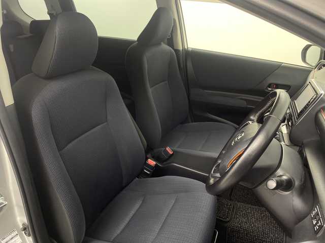 トヨタ シエンタ G 埼玉県 2015(平27)年 2.3万km シルバーM トヨタセーフティセンス/純正メモリナビ(型式：NSCP-W64)/CD/DVD/Bluetooth/フルセグ/ビルトインETC/前後ドライづレコーダー/両側パワースライドドア/HIDヘッドライト/フォグランプ/プッシュスタート/スマートキー/スペアキー1本