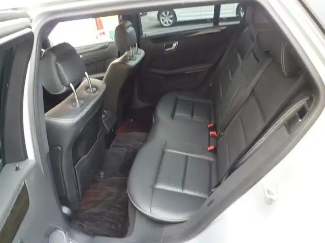 メルセデス・ベンツ Ｅ２５０ ブルーエフィシェンシー W AVG 和歌山県 2013(平25)年 11万km シルバー 純正ナビ/　BT/TV/CD/DVD/AM/FM/バックカメラ/前席パワーシート/シートメモリ/全席シートヒーター/純正18インチアルミホイール/HIDオートライト/パドルシフト/純正ETC/スマートキー/スペアキーX1/取扱説明書/保証書