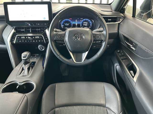 トヨタ ハリアー G 東京都 2023(令5)年 0.9万km ブラック ワンオーナー/純正１２インチディスプレイオーディオ/(フルセグ/Bluetooth/USB/Miracast)/バックカメラ/電動パーキング/ハーフレザー/運転席パワーシート/プリクラッシュセーフティ/レーダークルーズコントロール/LKA/前後コーナーセンサー/デジタルインナーミラー/スマートキー/プッシュスタート/オートライト/オートハイビーム/LEDライト/前フォグランプ/ETC2.0/純正フロアマット/ISOFIX/革巻きステアリング/ステアリングスイッチ/パワーバックドア/プライバシーガラス/電格ウィンカーミラー/純正18インチアルミホイール/W+サイドSRS＆ABS/横滑り防止装置/取扱説明書/保証書