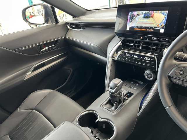 トヨタ ハリアー G 東京都 2023(令5)年 0.9万km ブラック ワンオーナー/純正１２インチディスプレイオーディオ/(フルセグ/Bluetooth/USB/Miracast)/バックカメラ/電動パーキング/ハーフレザー/運転席パワーシート/プリクラッシュセーフティ/レーダークルーズコントロール/LKA/前後コーナーセンサー/デジタルインナーミラー/スマートキー/プッシュスタート/オートライト/オートハイビーム/LEDライト/前フォグランプ/ETC2.0/純正フロアマット/ISOFIX/革巻きステアリング/ステアリングスイッチ/パワーバックドア/プライバシーガラス/電格ウィンカーミラー/純正18インチアルミホイール/W+サイドSRS＆ABS/横滑り防止装置/取扱説明書/保証書