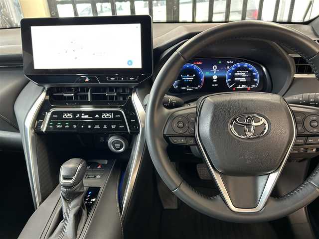トヨタ ハリアー G 東京都 2023(令5)年 0.9万km ブラック ワンオーナー/純正１２インチディスプレイオーディオ/(フルセグ/Bluetooth/USB/Miracast)/バックカメラ/電動パーキング/ハーフレザー/運転席パワーシート/プリクラッシュセーフティ/レーダークルーズコントロール/LKA/前後コーナーセンサー/デジタルインナーミラー/スマートキー/プッシュスタート/オートライト/オートハイビーム/LEDライト/前フォグランプ/ETC2.0/純正フロアマット/ISOFIX/革巻きステアリング/ステアリングスイッチ/パワーバックドア/プライバシーガラス/電格ウィンカーミラー/純正18インチアルミホイール/W+サイドSRS＆ABS/横滑り防止装置/取扱説明書/保証書
