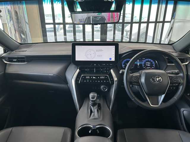 トヨタ ハリアー G 東京都 2023(令5)年 0.9万km ブラック ワンオーナー/純正１２インチディスプレイオーディオ/(フルセグ/Bluetooth/USB/Miracast)/バックカメラ/電動パーキング/ハーフレザー/運転席パワーシート/プリクラッシュセーフティ/レーダークルーズコントロール/LKA/前後コーナーセンサー/デジタルインナーミラー/スマートキー/プッシュスタート/オートライト/オートハイビーム/LEDライト/前フォグランプ/ETC2.0/純正フロアマット/ISOFIX/革巻きステアリング/ステアリングスイッチ/パワーバックドア/プライバシーガラス/電格ウィンカーミラー/純正18インチアルミホイール/W+サイドSRS＆ABS/横滑り防止装置/取扱説明書/保証書