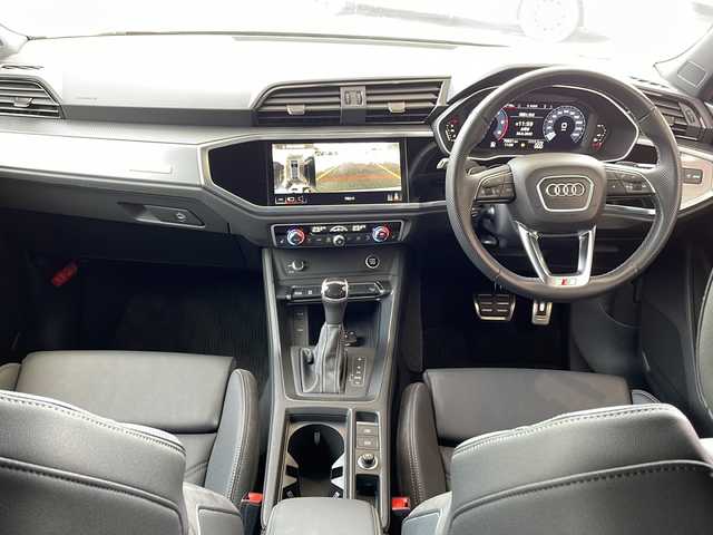 アウディ アウディ Ｑ３ SB 35TDIクワトロ Sライン 秋田県 2023(令5)年 7.1万km グレー メーカー純正ナビ/・BT/・USB/・ラジオ/クルーズコントロール/横滑り防止装置/アイドリングストップ/ステアリングスイッチ/パドルシフト/オートライト/電動格納ミラー/全席オートウィンドウ/シートヒーター/純正フロアマット/ETC2.0/ドライブレコーダー/純正AW組夏タイヤ積載