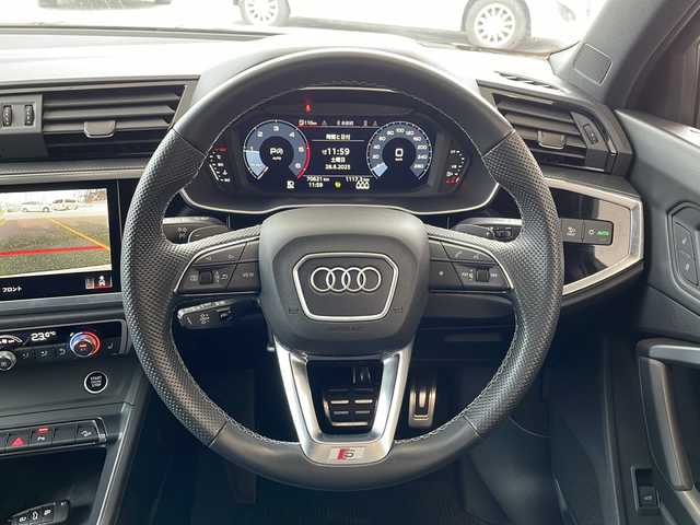 アウディ アウディ Ｑ３ SB 35TDIクワトロ Sライン 秋田県 2023(令5)年 7.1万km グレー メーカー純正ナビ/・BT/・USB/・ラジオ/クルーズコントロール/横滑り防止装置/アイドリングストップ/ステアリングスイッチ/パドルシフト/オートライト/電動格納ミラー/全席オートウィンドウ/シートヒーター/純正フロアマット/ETC2.0/ドライブレコーダー/純正AW組夏タイヤ積載