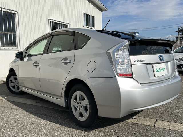 トヨタ プリウス S 富山県 2011(平23)年 13.8万km シルバーM ワンオーナー/スマートキー×３/純正HDDナビ(NHZN-W61G)/DVD/BT/フルセグTV/バックカメラ/ビルトインETC/プッシュスタート/純正フロアマット/ドアバイザー/ステアリングスイッチ/ヘッドライトレベライザー/電格ウィンカーミラー/オートライト/フォグランプ/オートライト/Wサイドエアバッグ/スタッドレス積込(195/65R15)/保証書・取説・ナビ取説