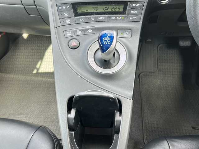 トヨタ プリウス S 富山県 2011(平23)年 13.8万km シルバーM ワンオーナー/スマートキー×３/純正HDDナビ(NHZN-W61G)/DVD/BT/フルセグTV/バックカメラ/ビルトインETC/プッシュスタート/純正フロアマット/ドアバイザー/ステアリングスイッチ/ヘッドライトレベライザー/電格ウィンカーミラー/オートライト/フォグランプ/オートライト/Wサイドエアバッグ/スタッドレス積込(195/65R15)/保証書・取説・ナビ取説