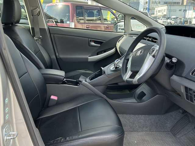 トヨタ プリウス S 富山県 2011(平23)年 13.8万km シルバーM ワンオーナー/スマートキー×３/純正HDDナビ(NHZN-W61G)/DVD/BT/フルセグTV/バックカメラ/ビルトインETC/プッシュスタート/純正フロアマット/ドアバイザー/ステアリングスイッチ/ヘッドライトレベライザー/電格ウィンカーミラー/オートライト/フォグランプ/オートライト/Wサイドエアバッグ/スタッドレス積込(195/65R15)/保証書・取説・ナビ取説