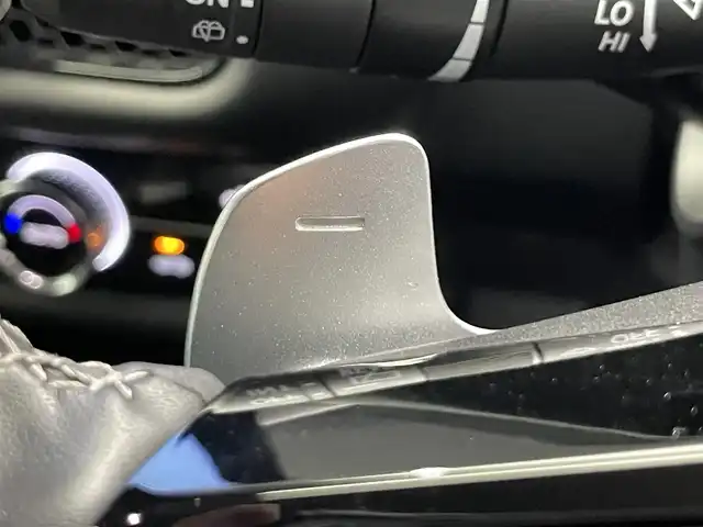 ホンダ ＺＲ－Ｖ ハイブリッド e:HEV X 鹿児島県 2023(令5)年 1万km プラチナホワイトパール 禁煙車/純正11インチGathersナビ/　・Bluetooth/　・AppleCarPlay/　・AndroidAuto/　・CD/DVD/　・フルセグTV/　・AM/FM/ホンダセンシング/　・クルーズコントロール(追従走行あり)/　・レーンキープアシスト/　・ブラインドスポットモニター/　・オートマチックハイビーム/バックカメラ/ETC/前後コーナーセンサー/電動パーキングブレーキ/ブレーキホールド/全席オートパワーウィンドウ/オートワイパー/シートヒーター/電動格納ミラー/ボタン式シフト/パドルシフト/ステアリングリモコン