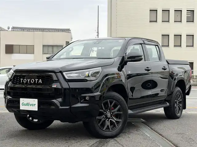 トヨタ ハイラックス Z GRスポーツ 三重県 2024(令6)年 0.2万km アティチュードブラックマイカ ワンオーナー/登録時走行距離１８９６km/ディーゼル車/トヨタセーフティセンス/　・プリクラッシュセーフティ/　・レーンディパーチャーアラート/　・ロードサインアシスト/　・レーダークルーズコントロール/純正メーカーナビ/　・AppleCarPlay /　・Bluetooth/　・USB /　・MiraCast/GRSPORT専用アルミホイール/レッド塗装ブレーキキャリパー(GRロゴ付)/パノラミックビューモニター/社外デジタルインナーミラー(前後録画機能付き)/クリアランスソナー/荷台トノカバー/スマートキーx２/プッシュスタート/パドルシフト/GRSPORT専用本革巻きステアリングホイール/革巻きシフトノブ/ステアリングスイッチ/ハーフレザーシート(GR刺繍ロゴ付)/パワーシート/LEDヘッドライト/LEDフォグライト/リアフォグライト/オートライト/電動格納ミラー/ウィンカーミラー/オールシーズンマット/スペアタイヤ/アイドリングストップ/横滑り防止機能/サイド/カーテン/ニーエアバック